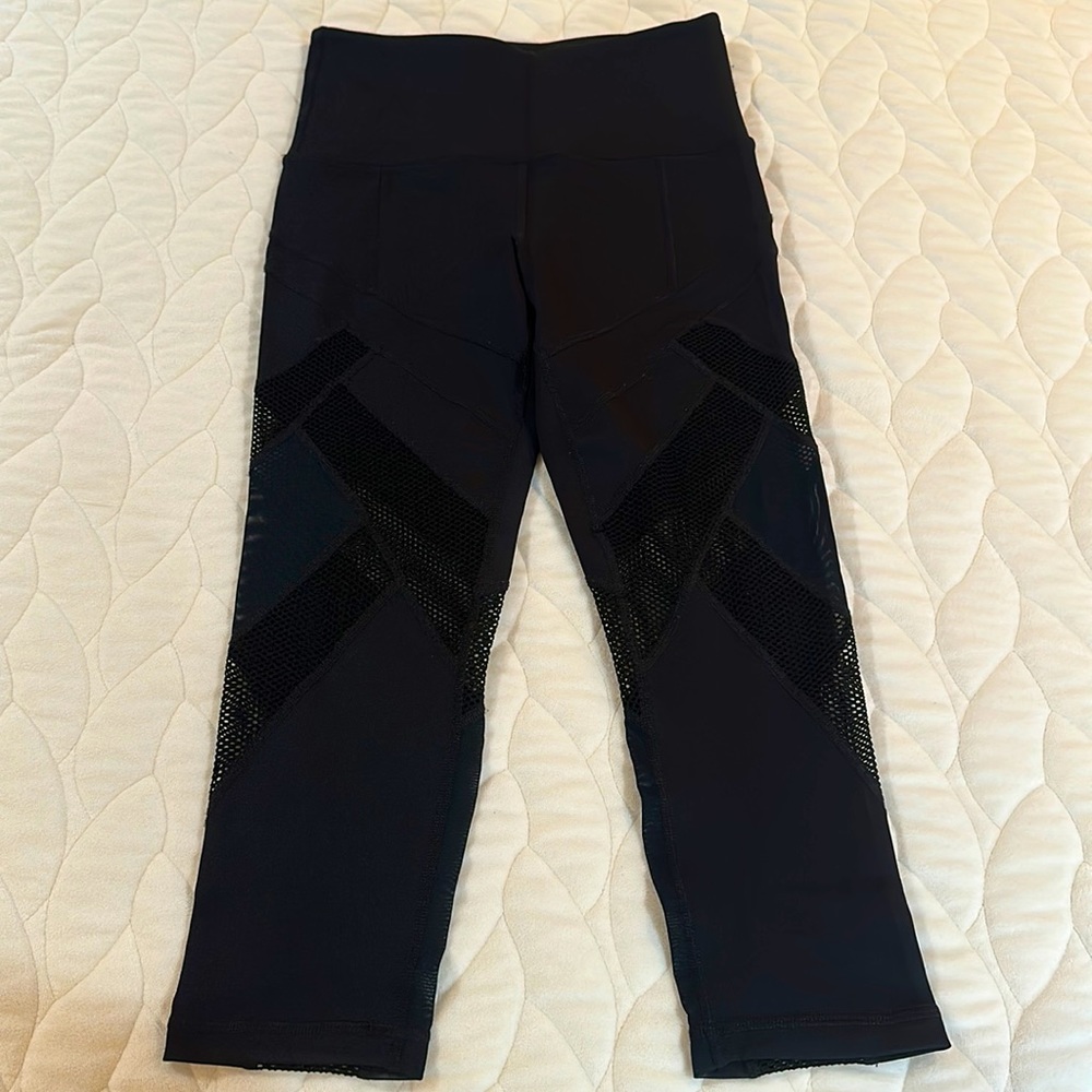 ViaMia Women Black Mesh Cutout Capri Leggings Size Small